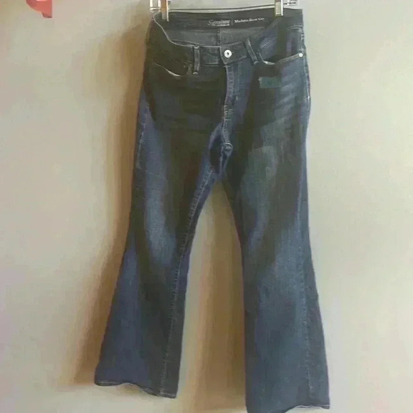 Ladies signature Levi jeans - Picture 1 of 5